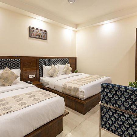 Hotel Emblem Suites- Near Delhi Airport Нью-Дели Экстерьер фото