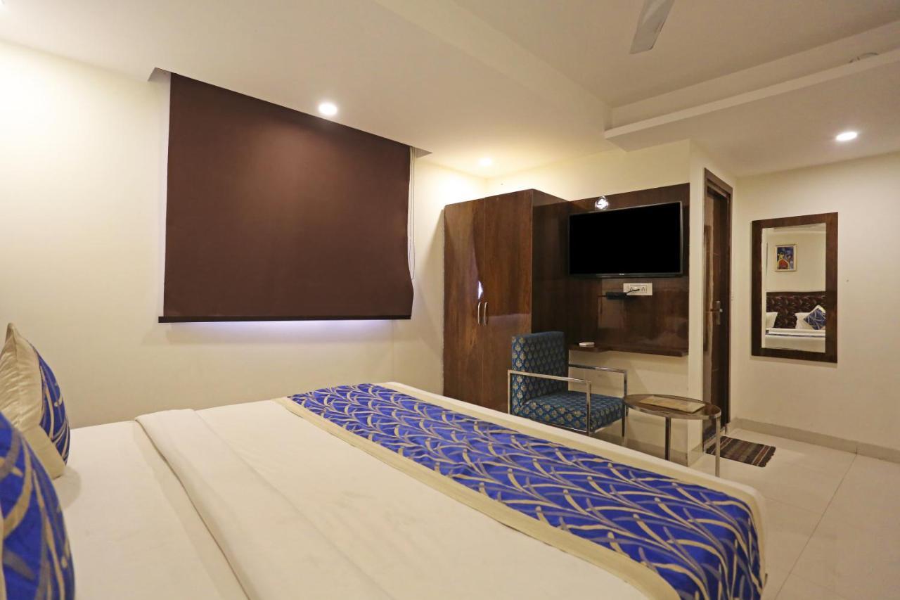 Hotel Emblem Suites- Near Delhi Airport Нью-Дели Экстерьер фото