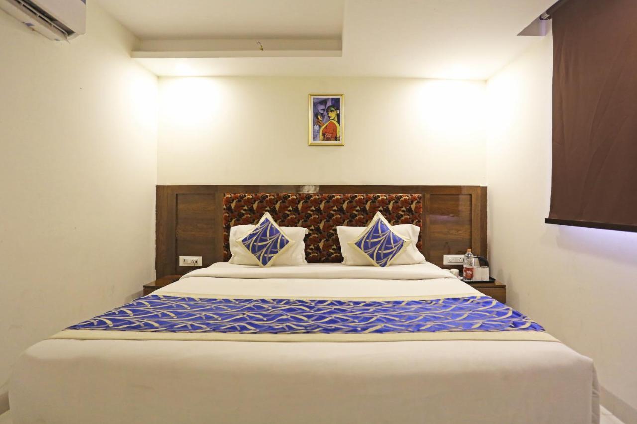 Hotel Emblem Suites- Near Delhi Airport Нью-Дели Экстерьер фото