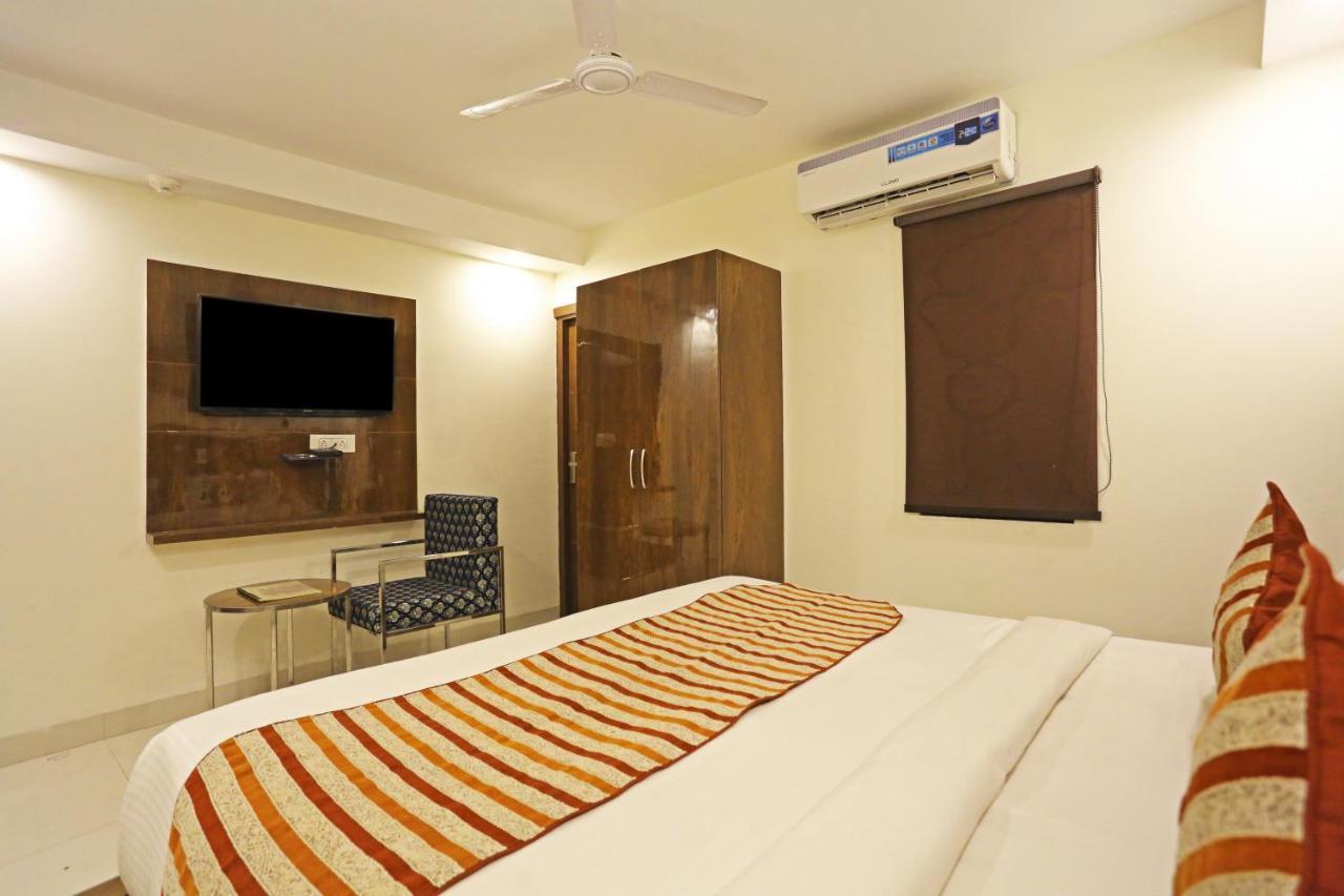 Hotel Emblem Suites- Near Delhi Airport Нью-Дели Экстерьер фото