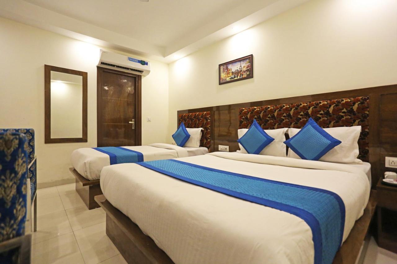 Hotel Emblem Suites- Near Delhi Airport Нью-Дели Экстерьер фото