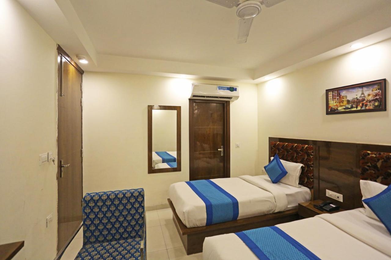 Hotel Emblem Suites- Near Delhi Airport Нью-Дели Экстерьер фото