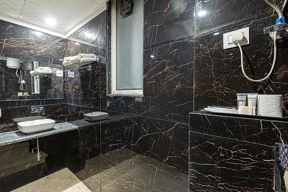 Hotel Emblem Suites- Near Delhi Airport Нью-Дели Экстерьер фото