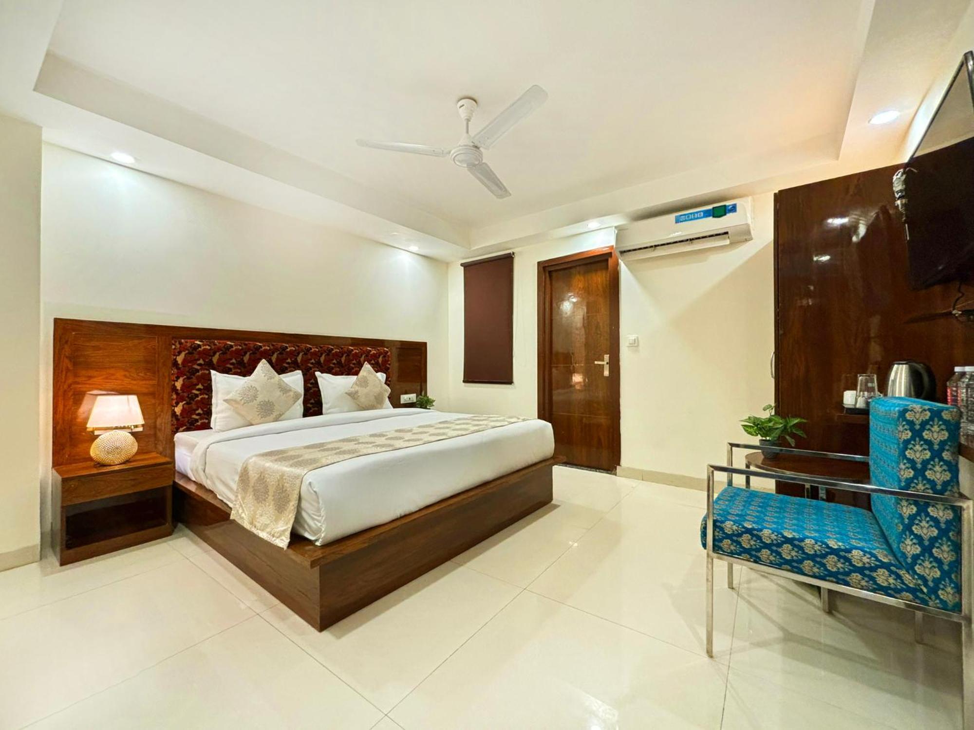Hotel Emblem Suites- Near Delhi Airport Нью-Дели Экстерьер фото