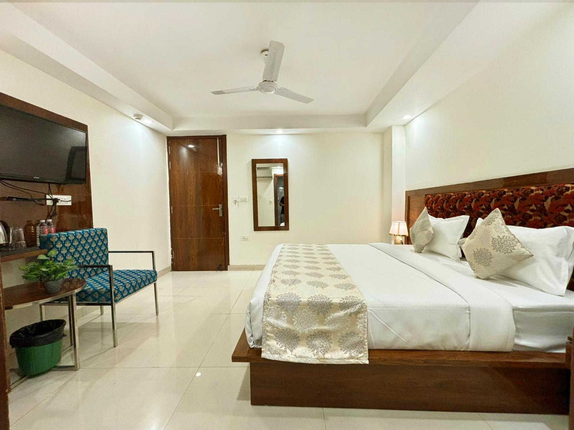 Hotel Emblem Suites- Near Delhi Airport Нью-Дели Экстерьер фото