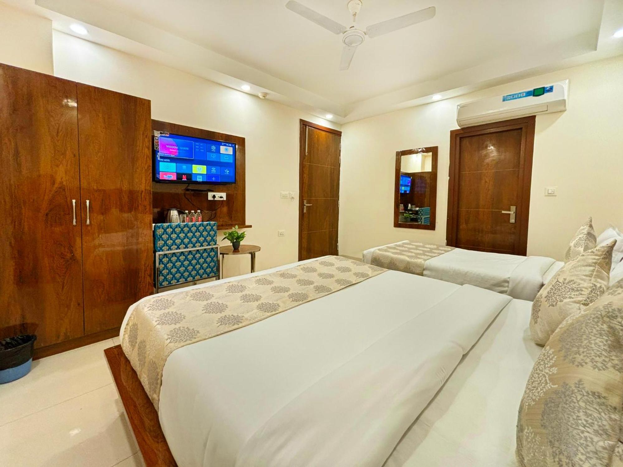 Hotel Emblem Suites- Near Delhi Airport Нью-Дели Экстерьер фото