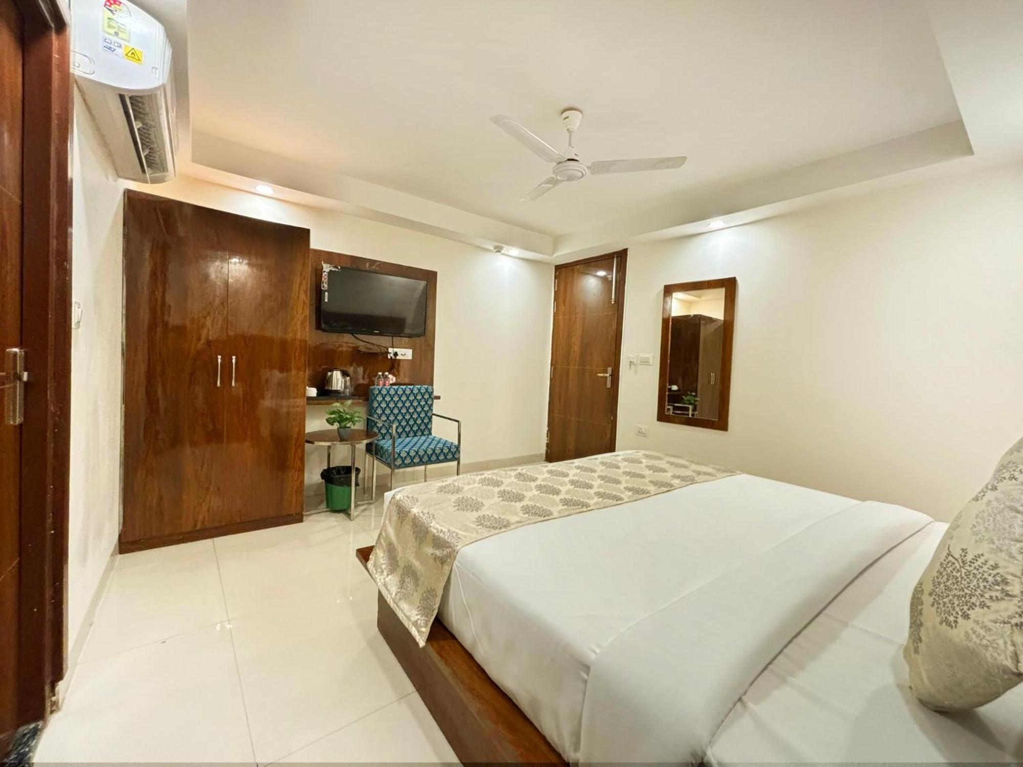 Hotel Emblem Suites- Near Delhi Airport Нью-Дели Экстерьер фото