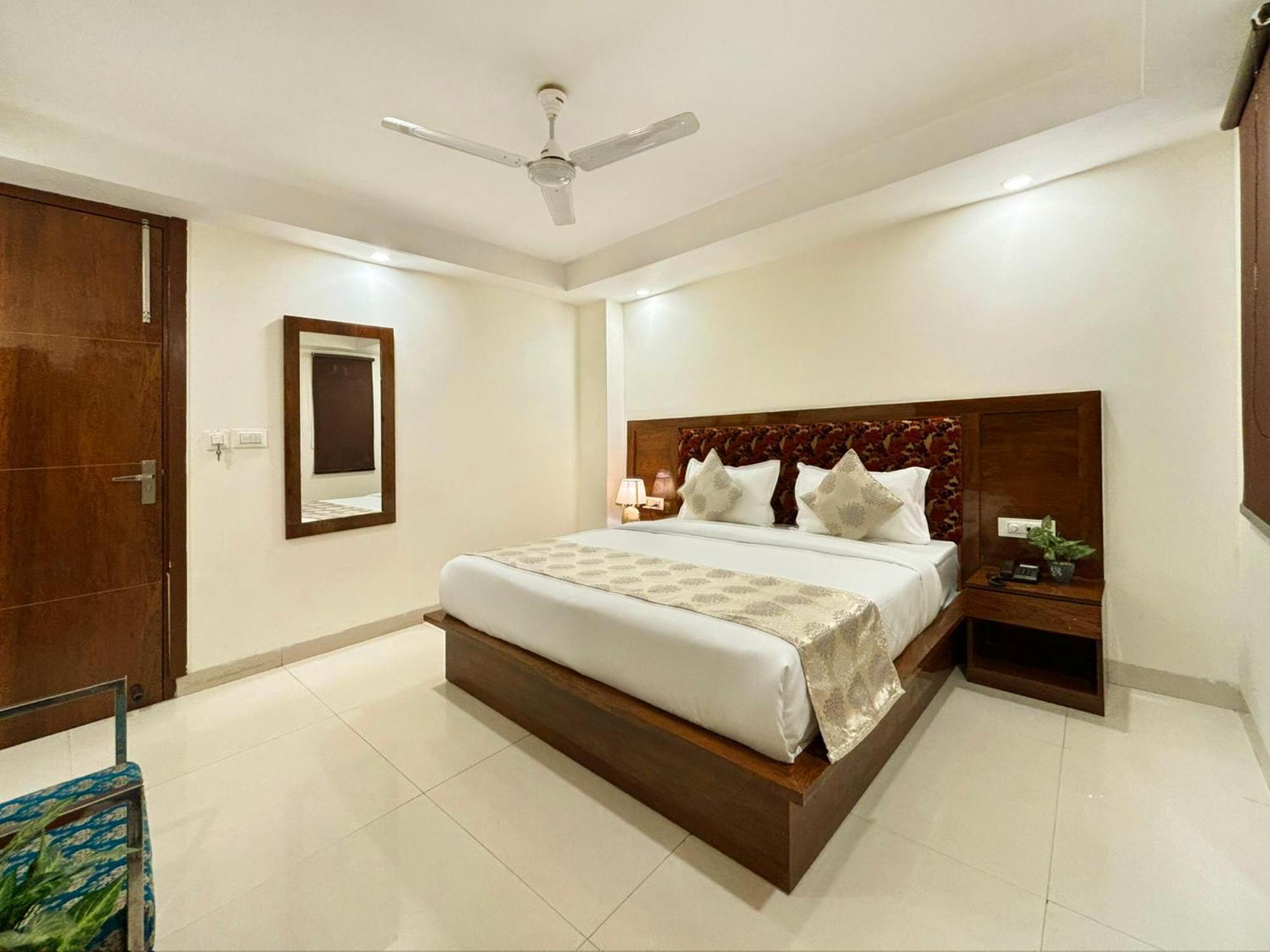 Hotel Emblem Suites- Near Delhi Airport Нью-Дели Экстерьер фото