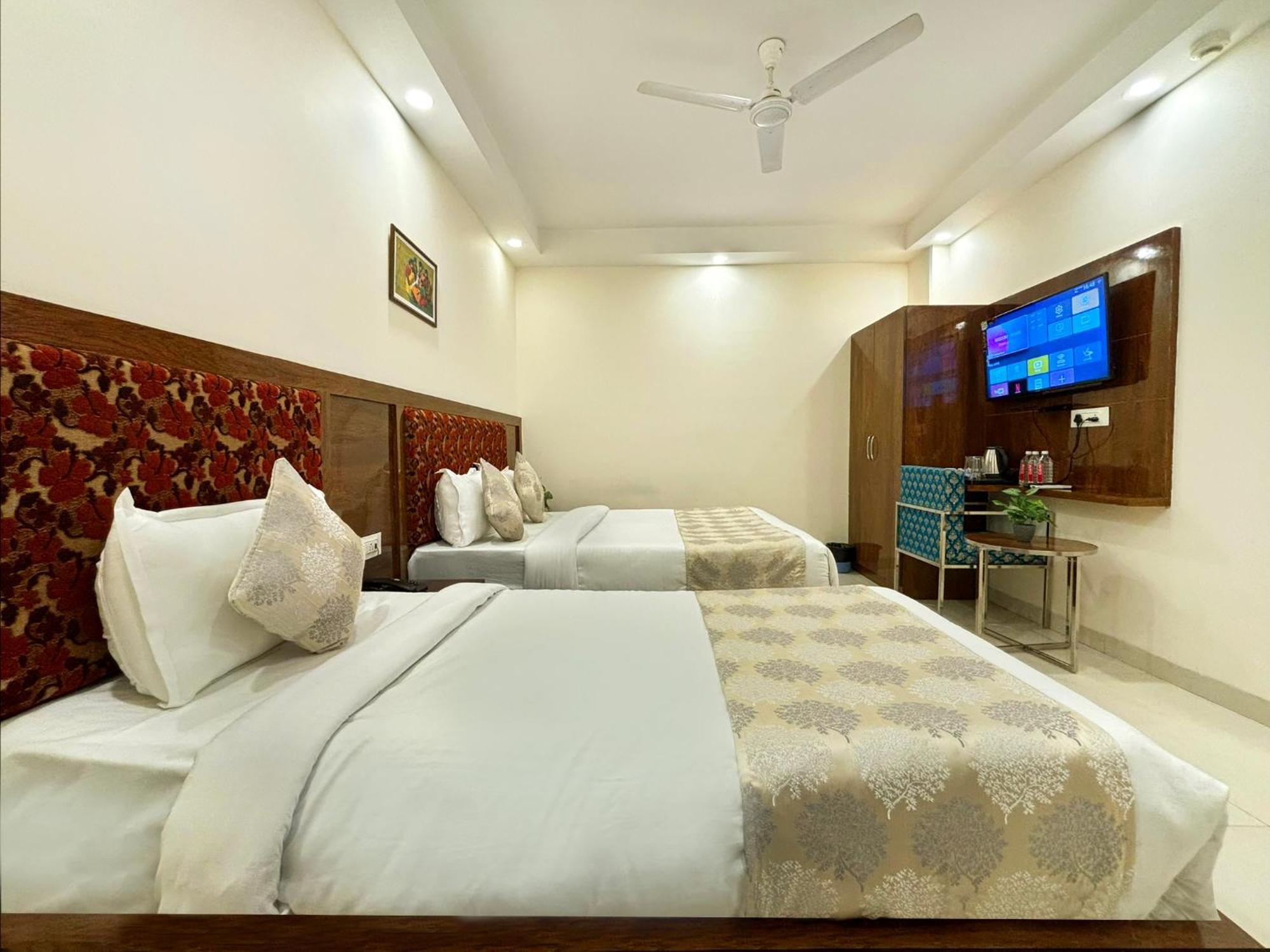 Hotel Emblem Suites- Near Delhi Airport Нью-Дели Экстерьер фото