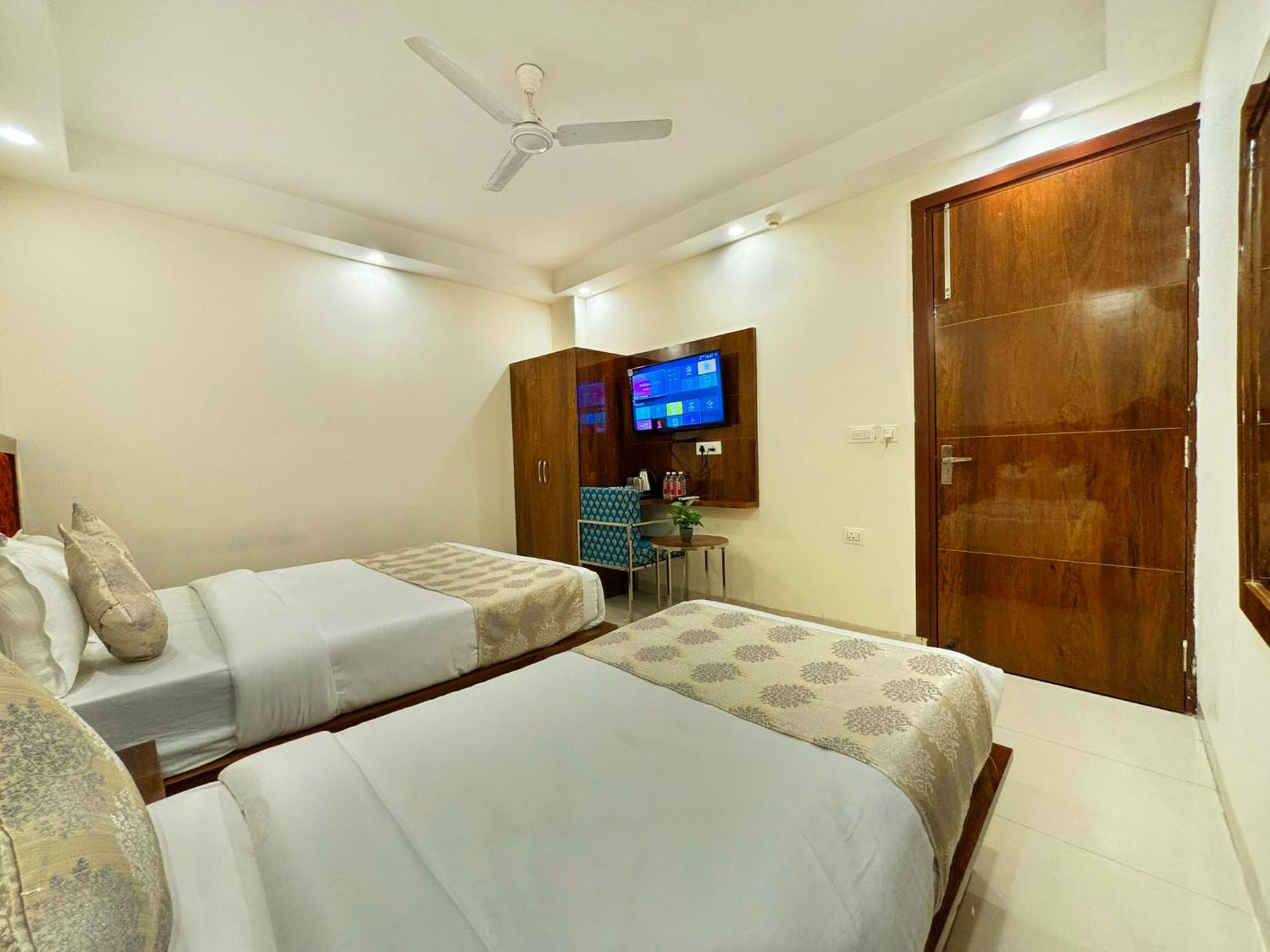 Hotel Emblem Suites- Near Delhi Airport Нью-Дели Экстерьер фото