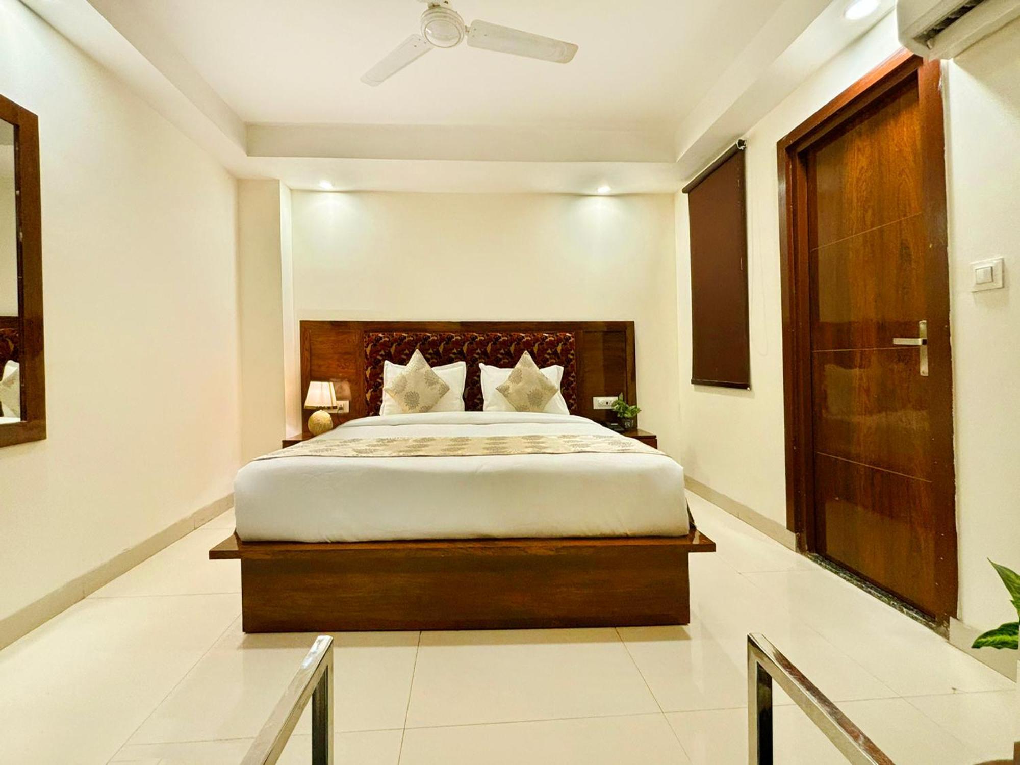 Hotel Emblem Suites- Near Delhi Airport Нью-Дели Экстерьер фото