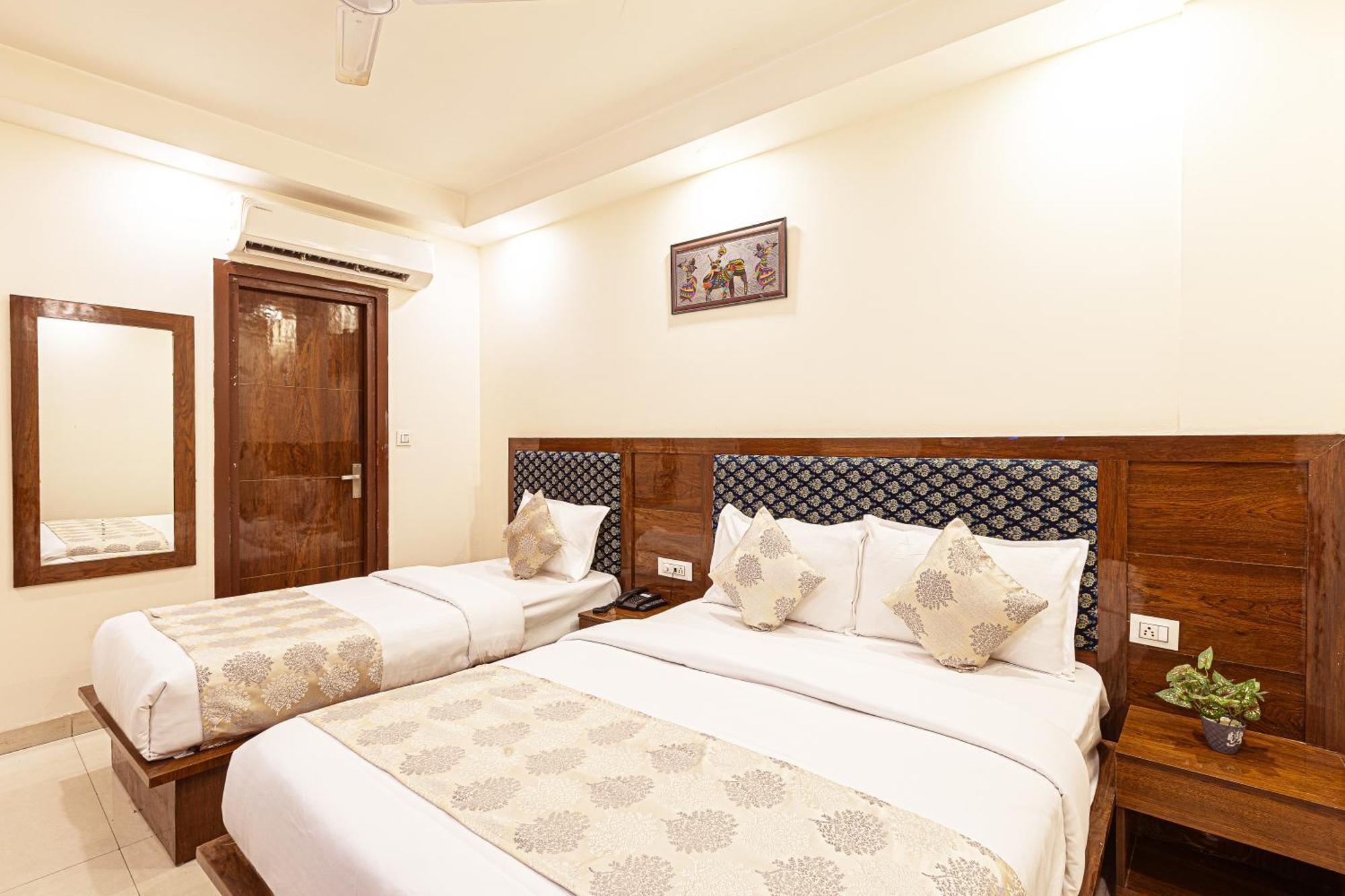 Hotel Emblem Suites- Near Delhi Airport Нью-Дели Экстерьер фото