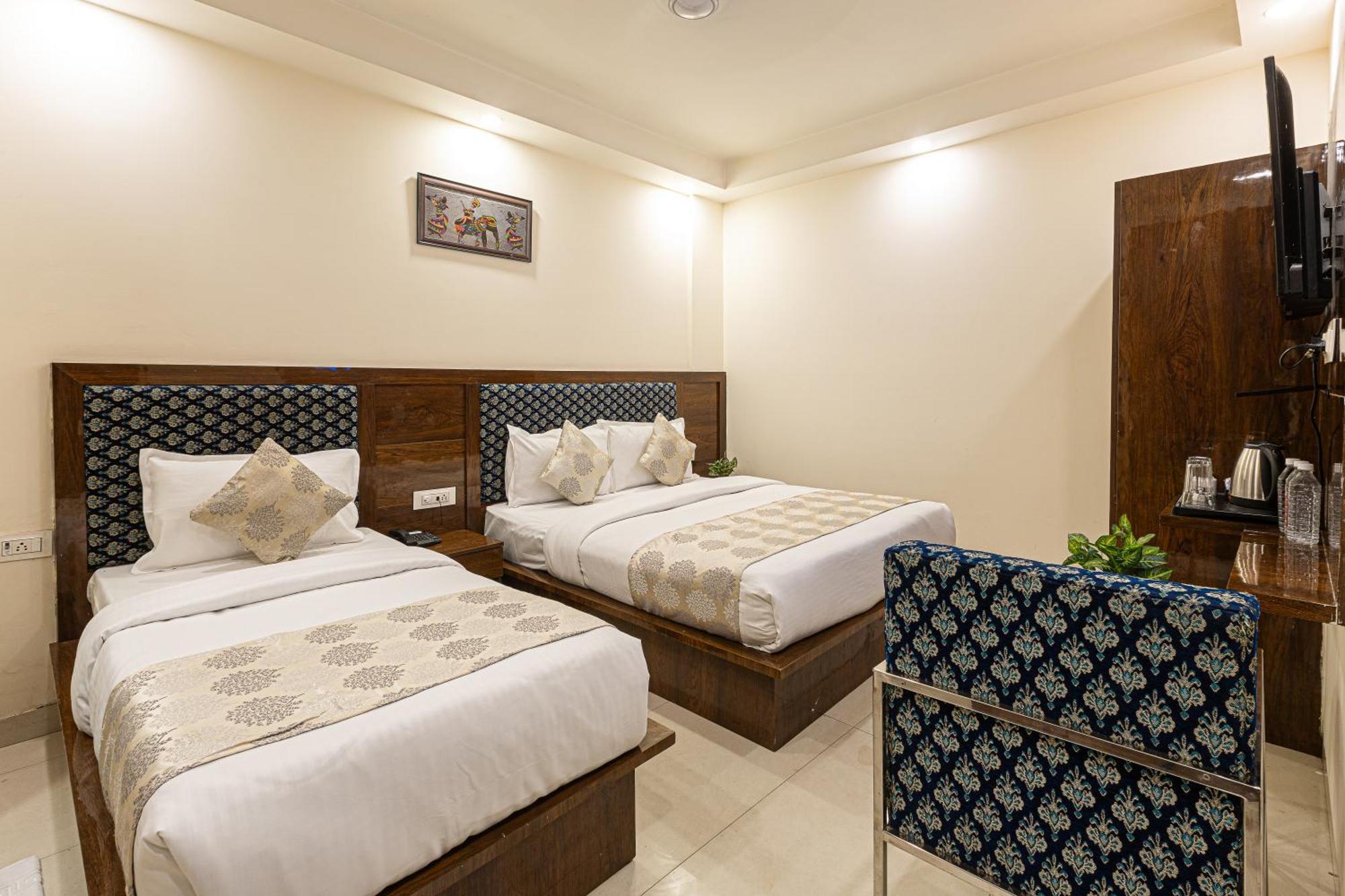 Hotel Emblem Suites- Near Delhi Airport Нью-Дели Экстерьер фото