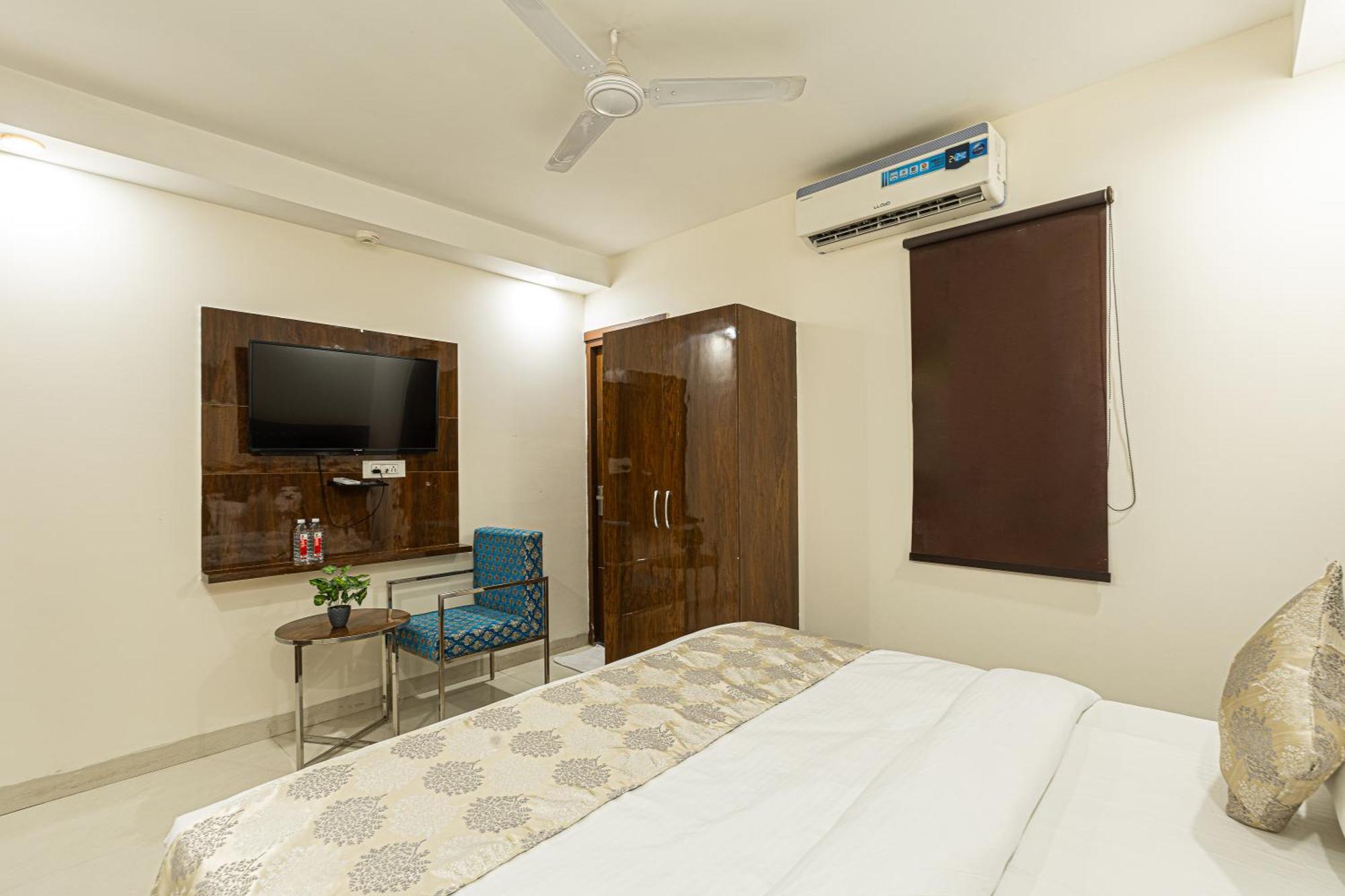 Hotel Emblem Suites- Near Delhi Airport Нью-Дели Экстерьер фото