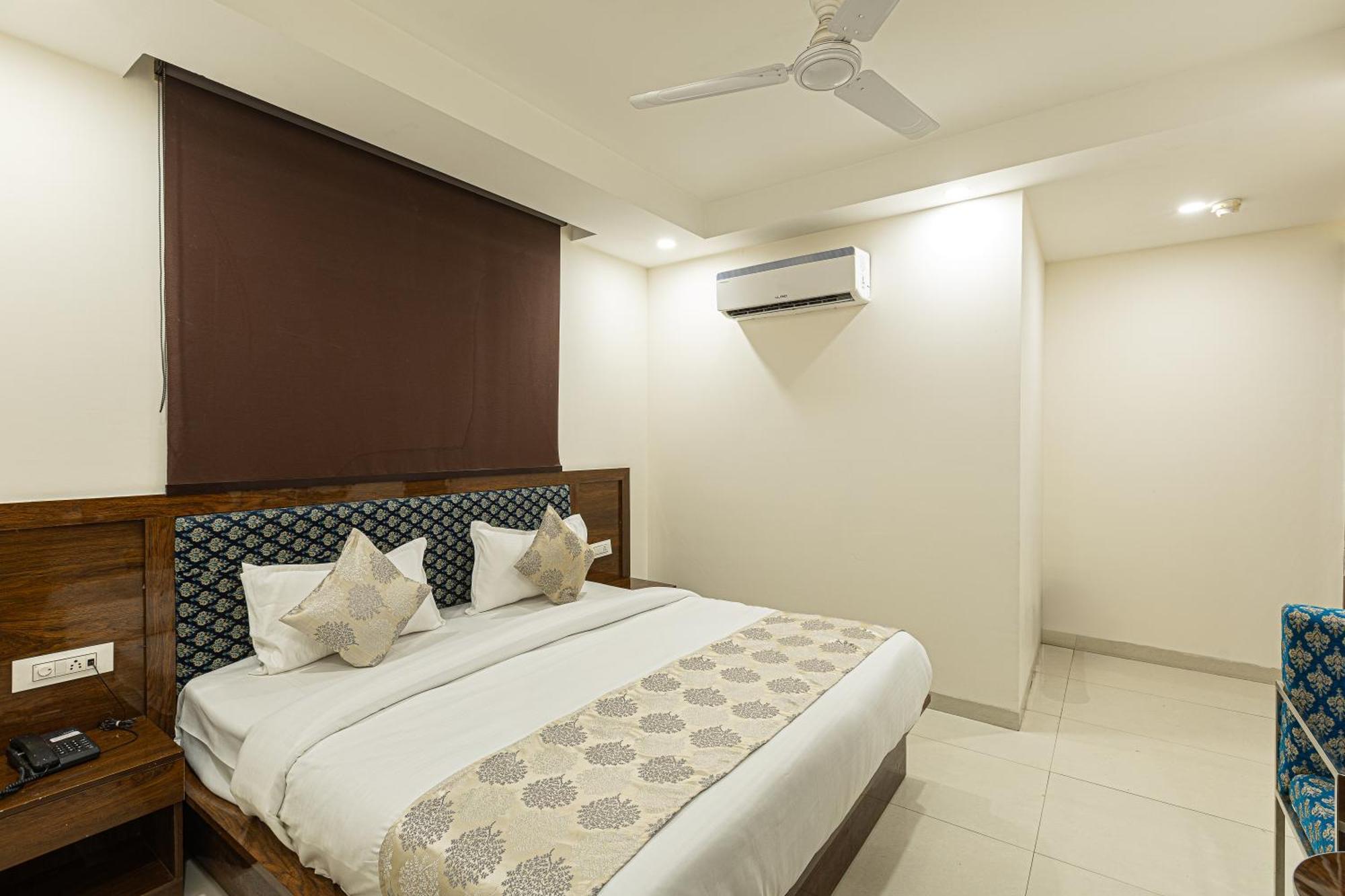 Hotel Emblem Suites- Near Delhi Airport Нью-Дели Экстерьер фото