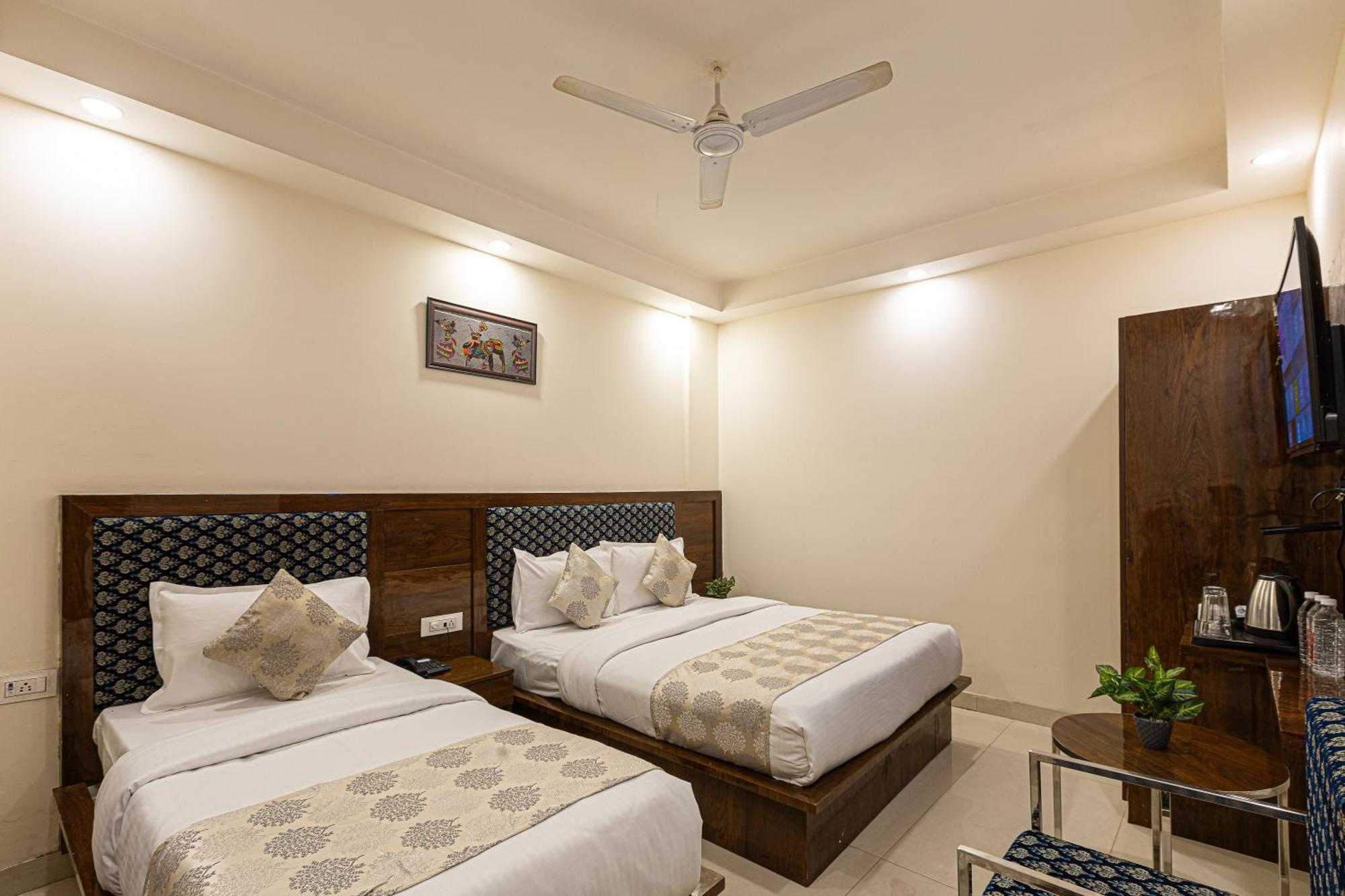 Hotel Emblem Suites- Near Delhi Airport Нью-Дели Экстерьер фото