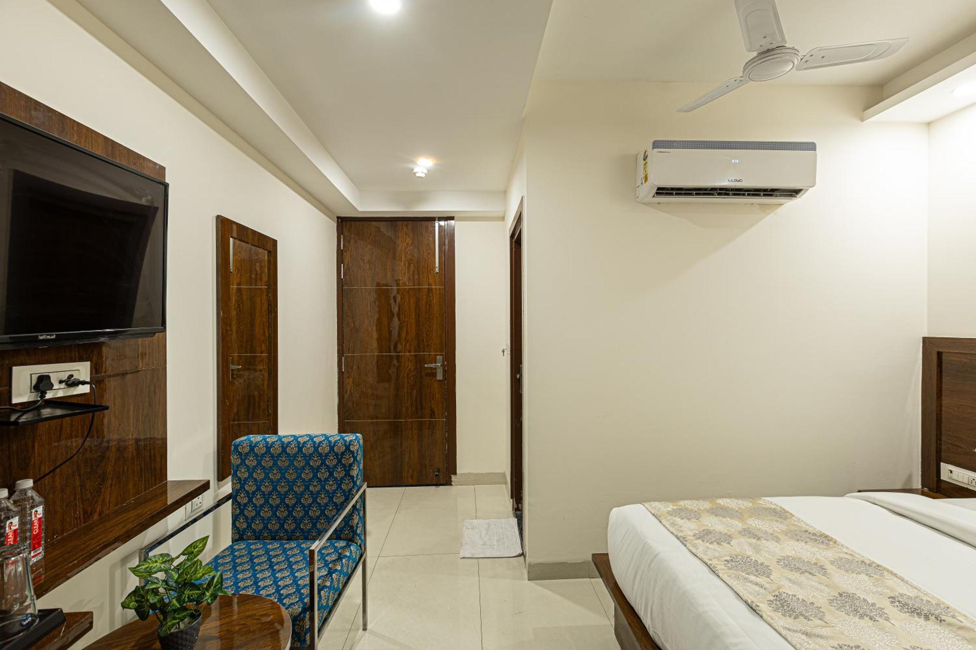 Hotel Emblem Suites- Near Delhi Airport Нью-Дели Экстерьер фото