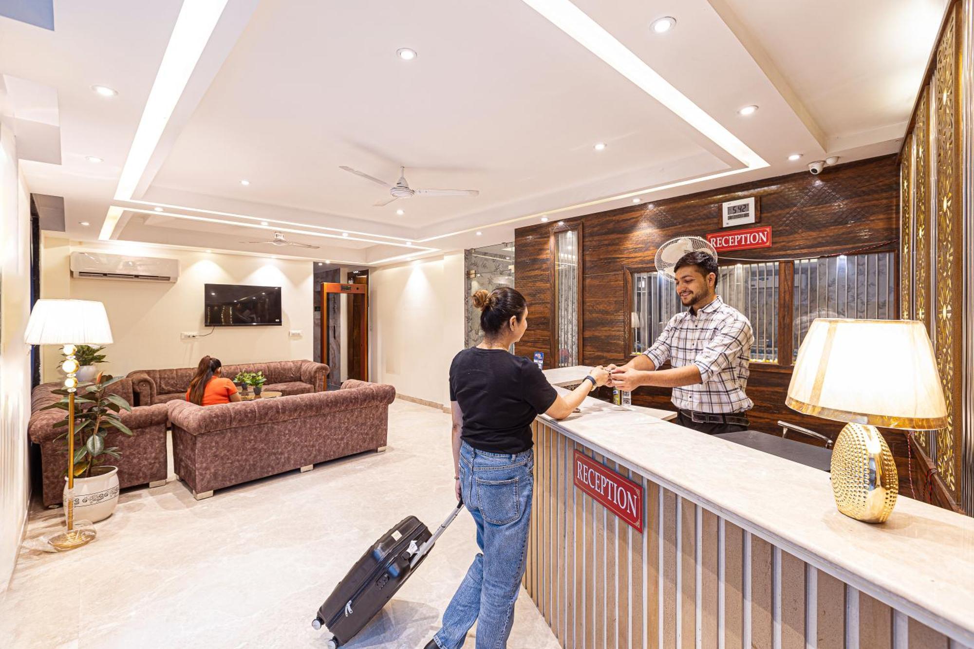 Hotel Emblem Suites- Near Delhi Airport Нью-Дели Экстерьер фото
