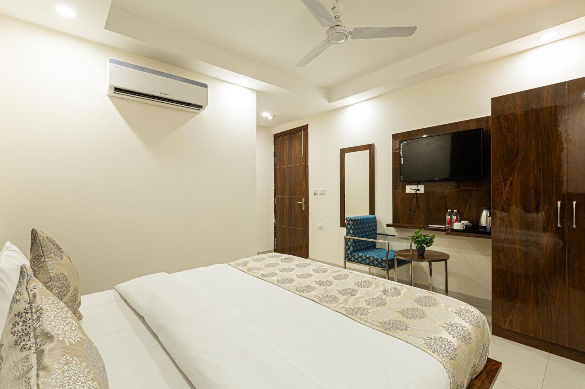 Hotel Emblem Suites- Near Delhi Airport Нью-Дели Экстерьер фото