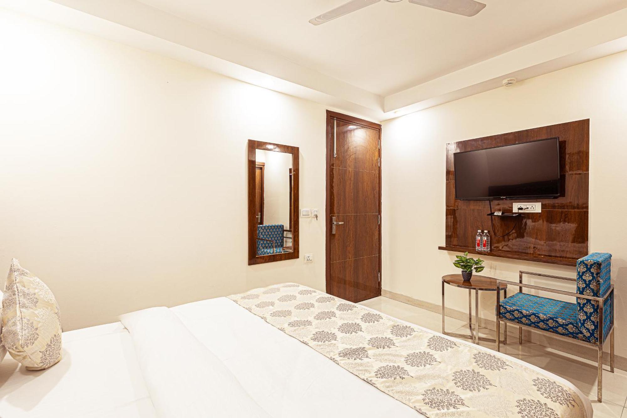 Hotel Emblem Suites- Near Delhi Airport Нью-Дели Экстерьер фото
