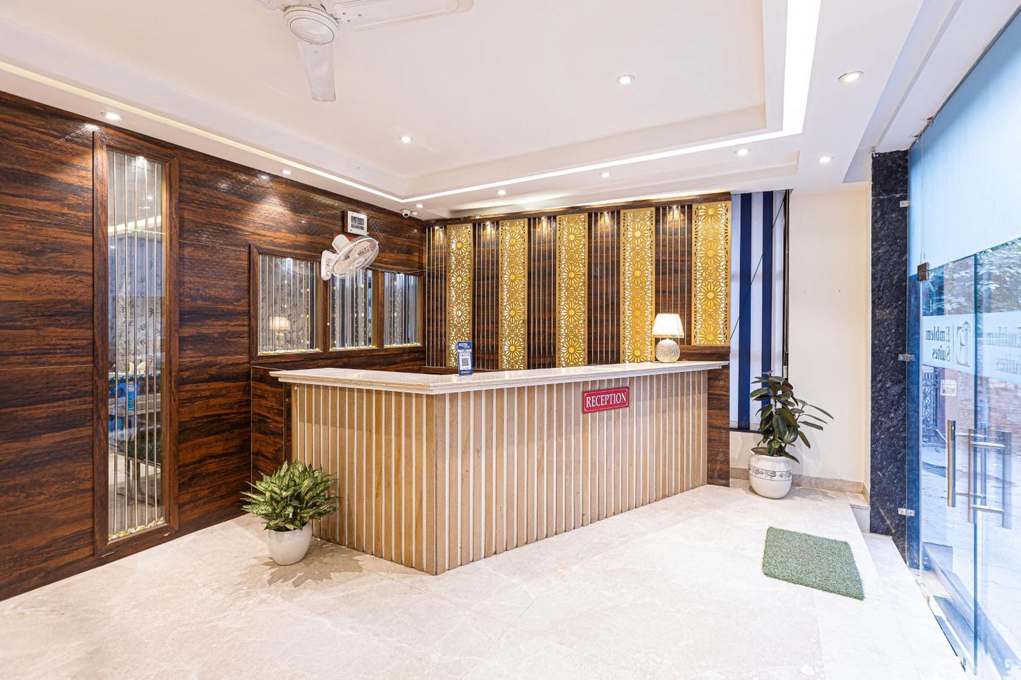 Hotel Emblem Suites- Near Delhi Airport Нью-Дели Экстерьер фото