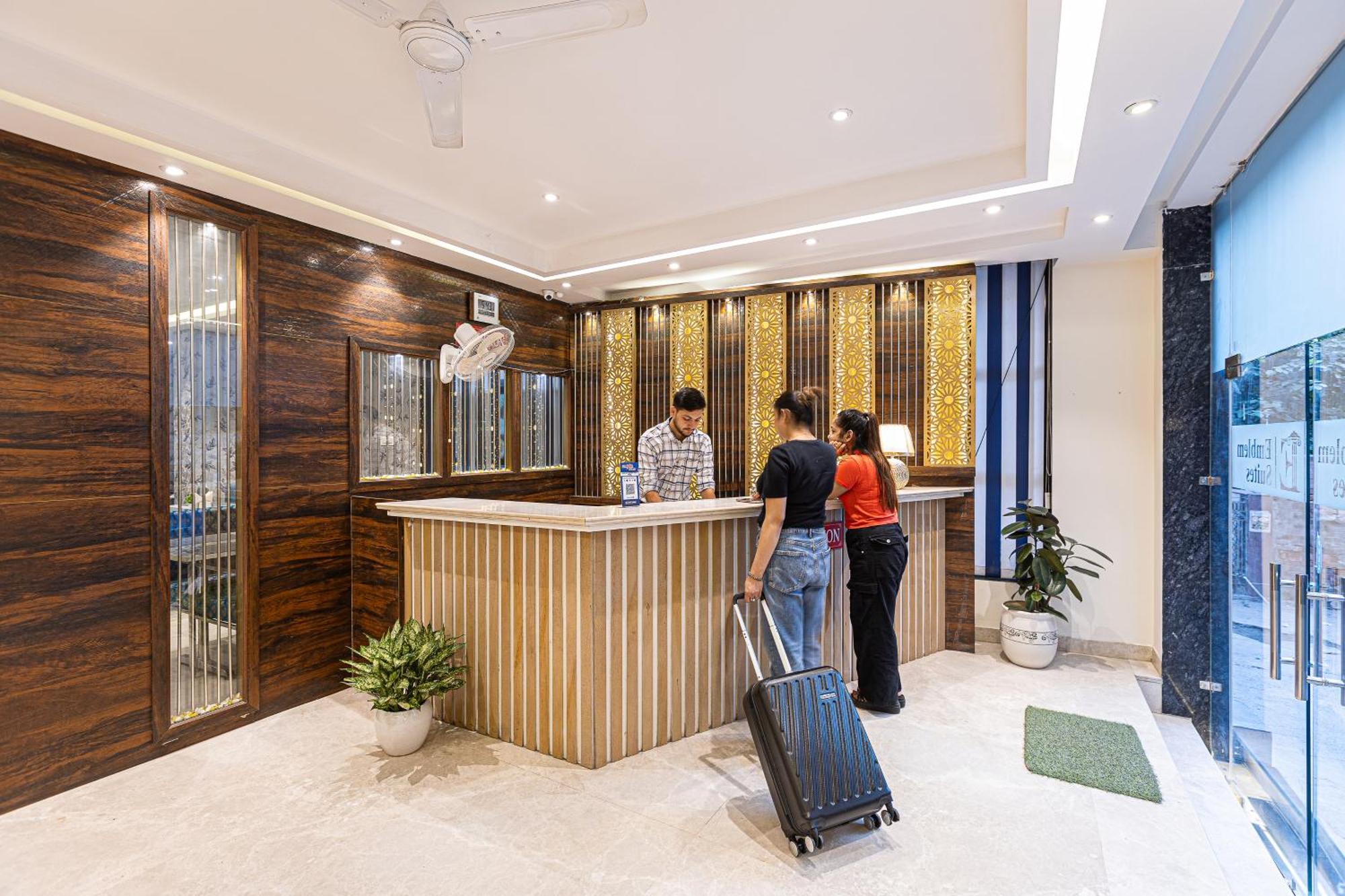 Hotel Emblem Suites- Near Delhi Airport Нью-Дели Экстерьер фото