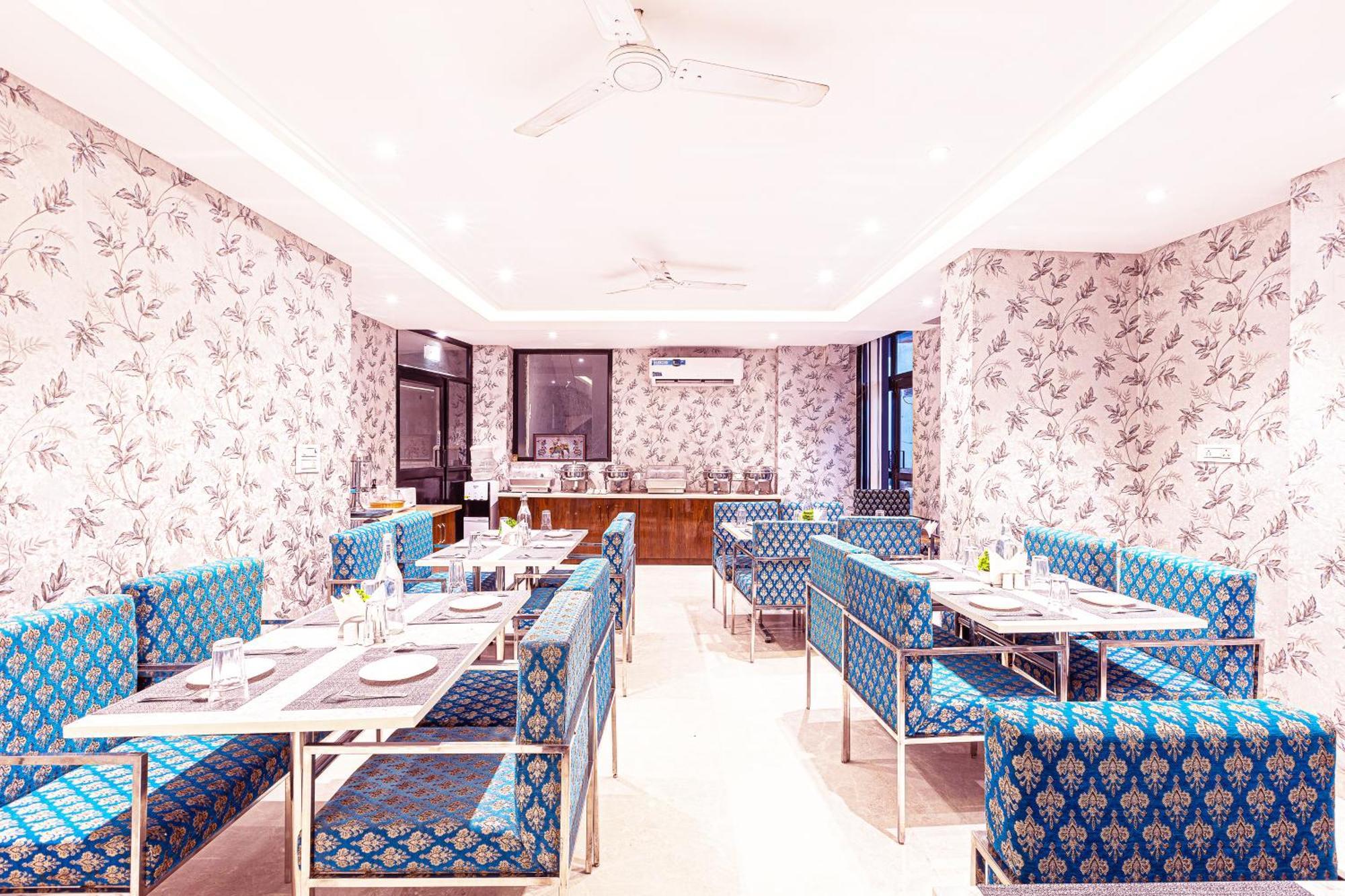 Hotel Emblem Suites- Near Delhi Airport Нью-Дели Экстерьер фото