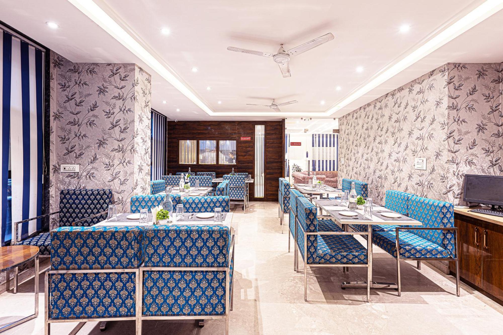 Hotel Emblem Suites- Near Delhi Airport Нью-Дели Экстерьер фото